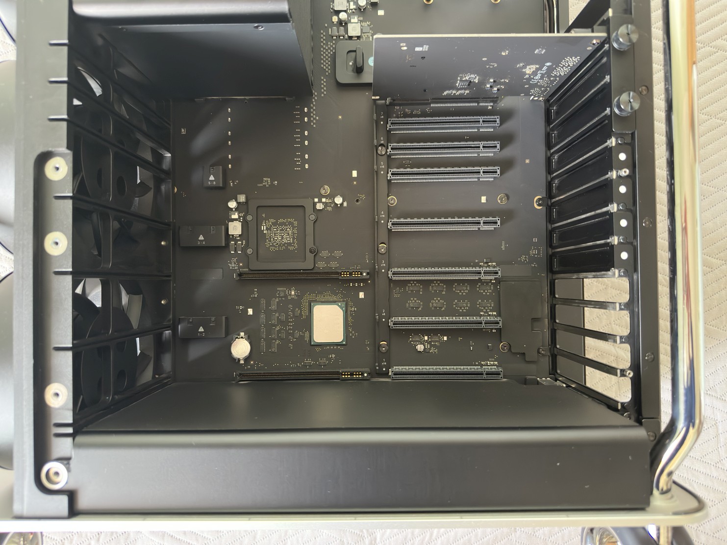 Installation in a Mac Pro 7,1 (2019)